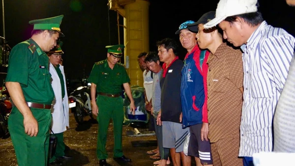 Các thuyền viên bị nạn được Bộ đội Biên phòng đưa vào bờ an toàn. (Ảnh: CTV)