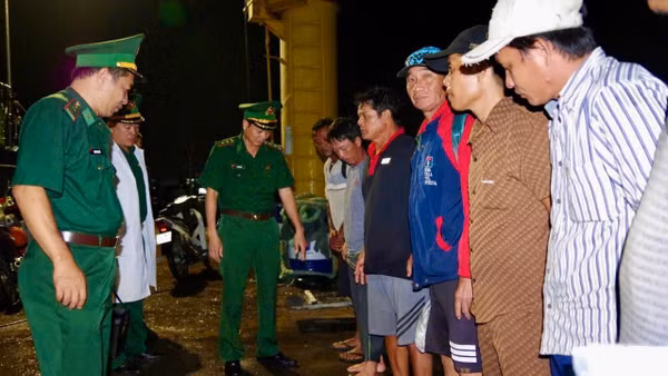 Các thuyền viên bị nạn được Bộ đội Biên phòng đưa vào bờ an toàn. (Ảnh: CTV)