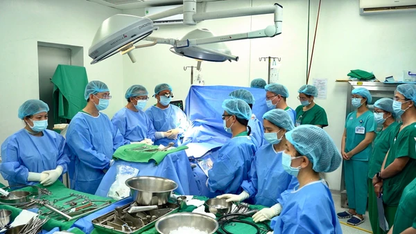 Ê-kíp bác sĩ mặc niệm người hiến tạng.