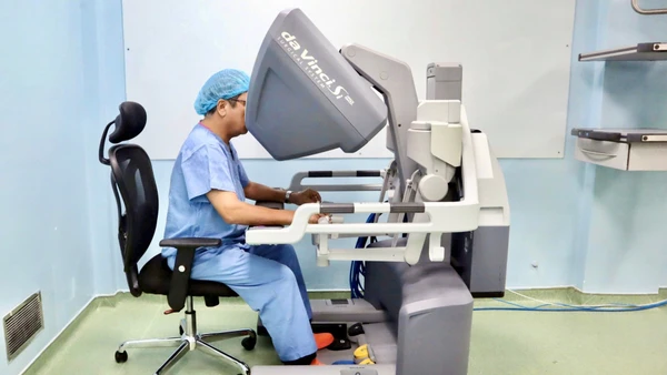 Tiến sĩ Lê Tế Kha sử dụng thiết bị phẫu thuật bằng robot. (Ảnh: Bệnh viện cung cấp)