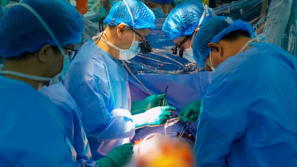 Ê-kíp thực hiện ca ghép tim thứ 10 tại Bệnh viện Đại học Y dược Thành phố Hồ Chí Minh. 