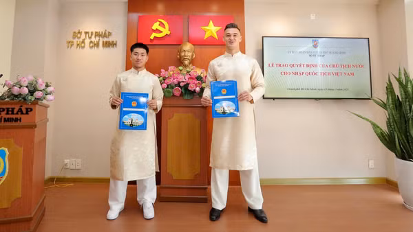 Hai cầu thủ vui mừng nhận quyết định nhập quốc tịch Việt Nam. 