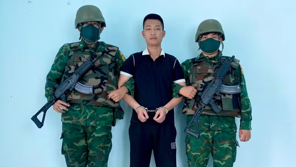 Bộ đội Biên phòng bắt giữ một đối tượng. (Ảnh: LÊ KHOA)