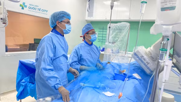 Ê-kíp phẫu thuật can thiệp ca bệnh.