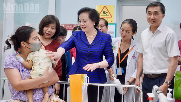 Phó Thủ tướng Phạm Thị Thanh Trà thăm bệnh nhi ung thư tại Bệnh viện Nhi đồng 2. (Ảnh: KHANG ANH)