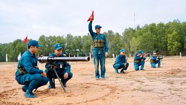 Dân quân tự vệ Thành phố Hồ Chí Minh huấn luyện trên thao trường. (Ảnh: NGUYÊN PHÚ)