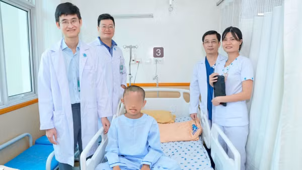 Ê-kíp điều trị và bệnh nhi sau ca phẫu thuật. 