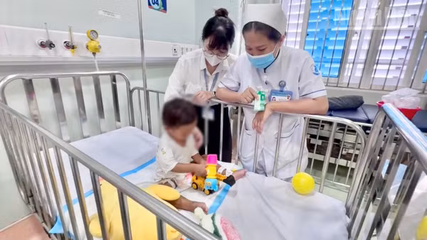 Bé K. được chăm sóc tại Bệnh viện Nhi đồng 1.