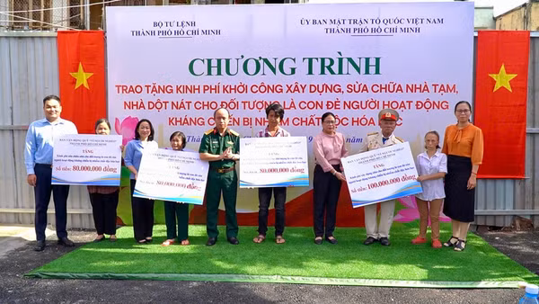 Trao hỗ trợ cho các gia đình chính sách. 
