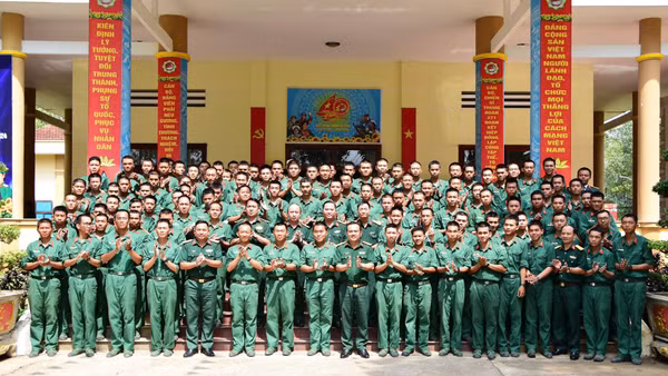 Thủ trưởng Bộ Tư lệnh Thành phố Hồ Chí Minh thăm động viên chiến sĩ mới tại các đơn vị. (Ảnh: MINH PHƯƠNG) 