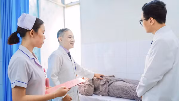 Bác sĩ thăm khám cho bệnh nhi sau phẫu thuật. 