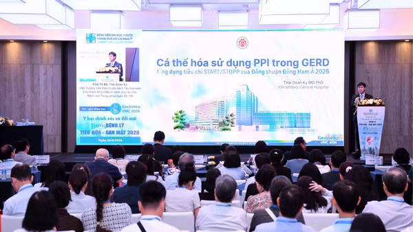 Báo cáo viên trình bày tại chương trình khoa học.