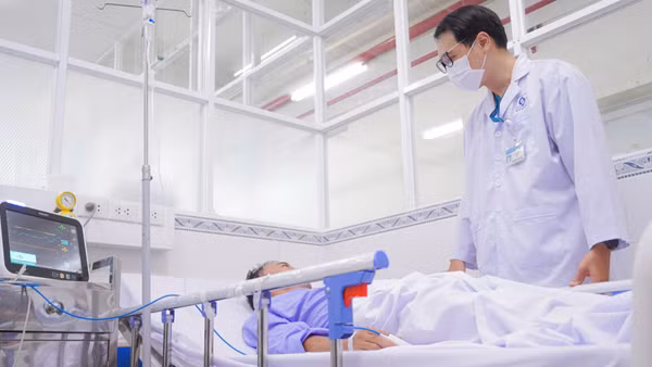Bác sĩ thăm khám người bệnh sau cấp cứu đột quỵ. (Ảnh: Bệnh viện cung cấp)