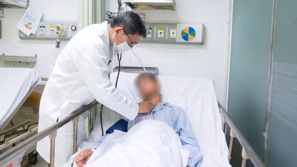 Bác sĩ thăm khám bệnh nhân bị nhồi máu cơ tim. (Ảnh: Bệnh viện cung cấp)