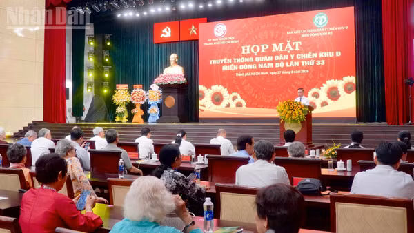 Quang cảnh chương trình họp mặt. 