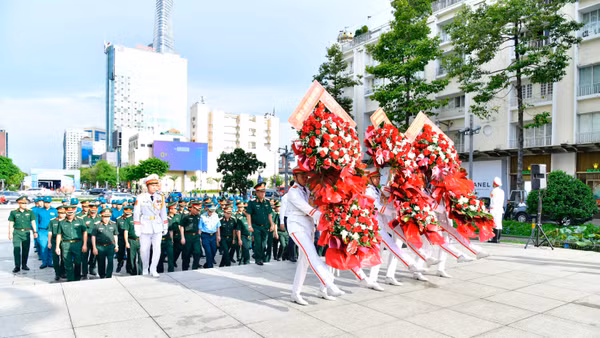Đoàn đại biểu thực hiện dâng hoa Chủ tịch Hồ Chí Minh. (Ảnh: HỮU TÂN) 