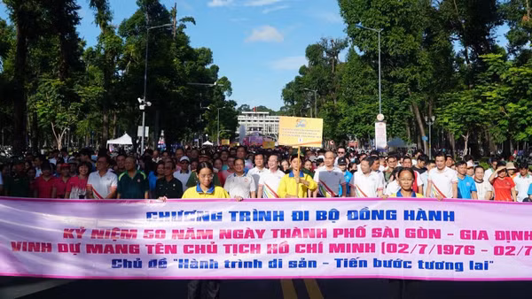Đông đảo người dân tham gia chương trình đi bộ. 