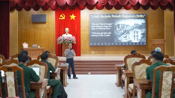 Giảng viên truyền đạt nội dung cho học viên. (Ảnh: QUANG TIẾN)