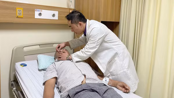 Bác sĩ thăm khám bệnh nhân. (Ảnh: Bệnh viện cung cấp)