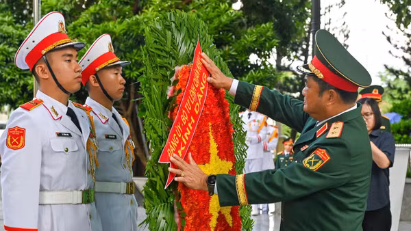Quang cảnh lễ công bố thành lập Tiểu đoàn Phương tiện không người lái thuộc Quân khu 7. 