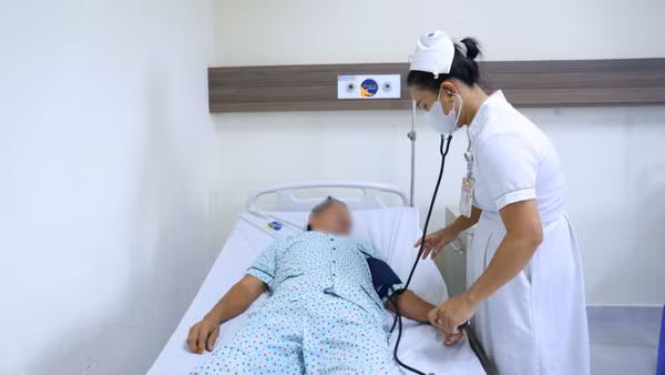 Một bệnh nhân đột quỵ được kiểm tra sức khỏe sau can thiệp cấp cứu. 