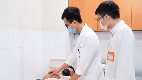 Bác sĩ Bệnh viện Nhân dân Gia Định thăm khám bệnh nhân sau can thiệp. (Ảnh: Bệnh viện cung cấp) 