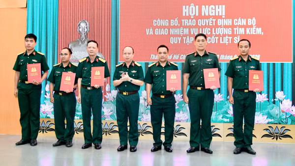 Thủ trưởng Bộ Tư lệnh Thành phố Hồ Chí Minh trao quyết định cho các cán bộ. (Ảnh: HỮU TÂN)