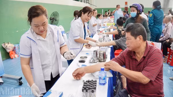 Khám sức khỏe tại khu dân cư ở phường Bình Phú, Thành phố Hồ Chí Minh. 
