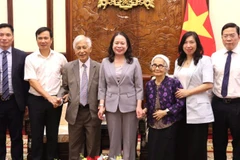 Phó Chủ tịch nước Võ Thị Ánh Xuân gặp mặt Giáo sư Trần Thanh Vân và Giáo sư Lê Kim Ngọc. 