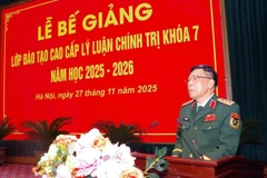 Thượng tướng Trần Việt Khoa, Giám đốc Học viện Quốc phòng, phát biểu tại Lễ bế giảng. 