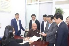 Đoàn giám sát của Hội đồng nhân dân thành phố Hà Nội khảo sát tại bộ phận trực thu hồ sơ ứng cử.