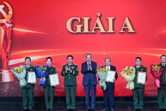 Tổng Bí thư Tô Lâm và Đại tướng Phan Văn Giang, Bộ trưởng Quốc phòng trao giải A tặng các tác giả, nhóm tác giả xuất sắc nhất cuộc thi. (Ảnh: DUY LINH)