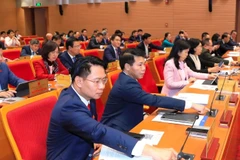 Các đại biểu Hội đồng nhân dân thành phố Hà Nội biểu quyết tại kỳ họp thứ 27.