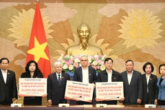 Thành phố Hà Nội trao hỗ trợ cho 3 địa phương để khắc phục hậu quả lũ lụt. 