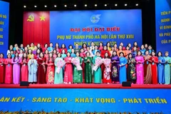 Ban Chấp hành Hội Liên hiệp Phụ nữ Hà Nội khóa XVII ra mắt Đại hội. (Ảnh: BẢO LONG)