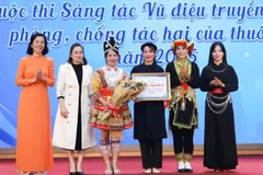 Phó Chủ tịch Trung ương Hội Liên hiệp Phụ nữ Việt Nam Nguyễn Thị Minh Hương trao giải Nhất tặng đội thi đến từ Hội Liên hiệp Phụ nữ xã Nhất Hòa, tỉnh Lạng Sơn.