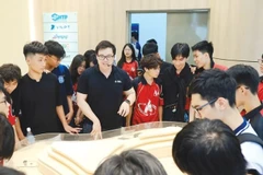Học sinh Trường trung học phổ thông Yên Hòa tham quan không gian công nghệ của Trung tâm Đổi mới sáng tạo Quốc gia (Hòa Lạc, Hà Nội) 