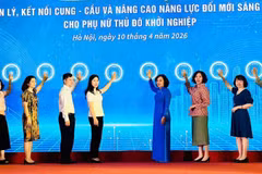 Các đại biểu khởi động nền tảng số “Quản lý, kết nối cung-cầu và nâng cao năng lực đổi mới sáng tạo cho phụ nữ Thủ đô khởi nghiệp”.