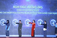 Các đại biểu thực hiện nghi thức hưởng ứng chiến dịch truyền thông. 