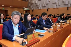 Các đại biểu Hội đồng nhân dân thành phố Hà Nội bấm nút biểu quyết thông qua Nghị quyết tại kỳ họp thứ 29.