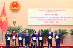 Ủy ban Thường vụ Quốc hội tặng Bằng khen cho 3 tập thể, 7 cá nhân có thành tích xuất sắc trong hoạt động của Đoàn Đại biểu Quốc hội khóa XV.