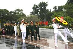Đoàn đại biểu dâng hoa tưởng niệm các anh hùng liệt sĩ tại Đài tưởng niệm các anh hùng liệt sĩ trên đường Bắc Sơn.