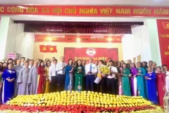 Chủ tịch Ủy ban Mặt trận Tổ quốc Việt Nam thành phố Nguyễn Lan Hương chúc mừng đại hội. (Ảnh HƯƠNG GIANG) 