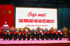 Lãnh đạo Học viện Quốc phòng trao Chứng nhận Nghiên cứu viên chính, Giảng viên cao cấp, Giảng viên chính năm 2024, danh hiệu Giảng viên giỏi các cấp năm học 2024-2025 tặng các giảng viên, nghiên cứu viên. 