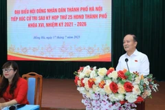 Chủ tịch Hội đồng nhân dân thành phố Nguyễn Ngọc Tuấn trao đổi với cử tri 3 phường.