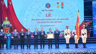 Tổng Bí thư Tô Lâm trao Huân chương Độc lập hạng Nhất tặng ngành tài chính. (Ảnh: ĐĂNG KHOA)