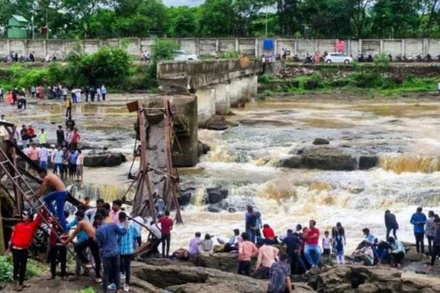Sập cầu sắt bắc qua sông Indrayani ở quận Pune, Maharashtra. (Ảnh: indianexpress.com)