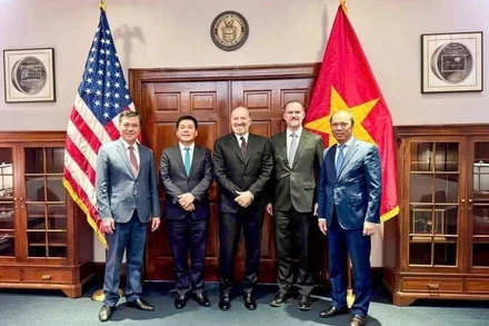 Chiều 12/6/2025, tại Hoa Kỳ Bộ trưởng Nguyễn Hồng Diên đã có phiên đàm phán cùng lúc với Bộ trưởng Thương mại Hoa Kỳ Howard Lutnick và Đại sứ Jamieson Greer, Trưởng Đại diện Thương mại Hoa Kỳ. (Ảnh: moit.gov.vn)