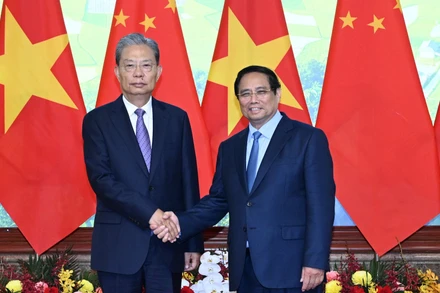 Thủ tướng Phạm Minh Chính và đồng chí Triệu Lạc Tế, Ủy viên Thường vụ Bộ Chính trị Trung ương Đảng Cộng sản Trung Quốc, Ủy viên trưởng Ủy ban Thường vụ Đại hội Đại biểu Nhân dân toàn quốc nước Cộng hòa nhân dân Trung Hoa.