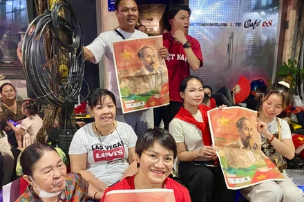 Người dân vui mừng đón nhận phụ san đặc biệt của Báo Nhân Dân kỷ niệm 80 năm Quốc khánh 2/9.